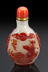 <b>Snuffbottle aus Glas mit rotem Überfang von Lingzhi, Fledermäusen und Wellen</b>