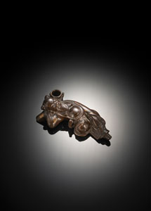 <b>Partiell feuervgoldeter Pinselwascher in Form des liegenden Zhongli Quan aus Bronze</b>