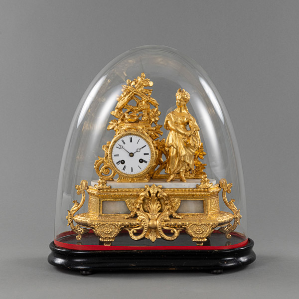 <b>A MANTLE CLOCK WITH GLASS COVER</b>