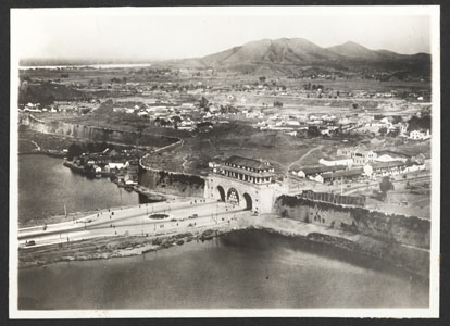 <b>Fotoalbum mit Luftbildern von Nanking und Mappe mit Fotografien</b>