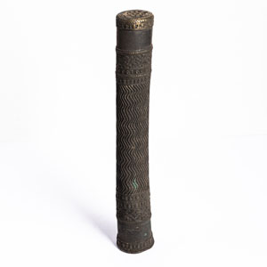 <b>Schwertgriff aus Metall mit Reliefdekor</b>