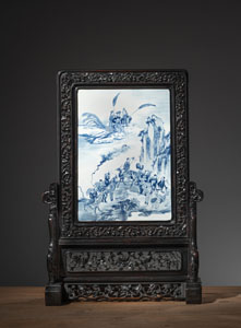 <b>Große Porzellantafel mit unterglasurblauem Dekor der acht daoistischen Unsterblichen und der Königinmutter des Westens 'Xiwangmu' als Stellschirm montiert</b>