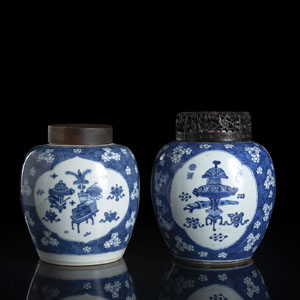 <b>Zwei Schultertöpfe aus Porzellan mit unterglasurblauem Dekor: Pflaumenblüten zwischen geborstenem Eis und Antiquitäten</b>