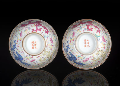 <b>A PAIR OF FAMILLE ROSE PHOENIX BOWLS</b>