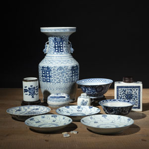 <b>Gruppe von unterglasurblau dekorierten Porzellanen, u. a. eine 'Shuangxi'-Vase</b>