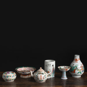 <b>A GROUP OF 'FAMILLE ROSE' PORCELAIN VESSELS</b>