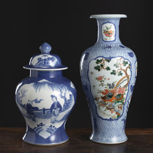 <b>Puderblaue Deckelvase und Balustervase mit polychromem Dekor von Rehen, Fasanen und buddhistischen Emblemen</b>