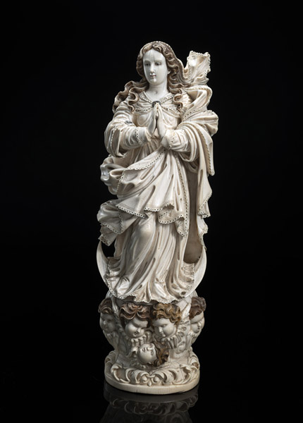 <b>A FINE CARVED IVORY VIRGIN OF THE ANNUNCIATION</b>