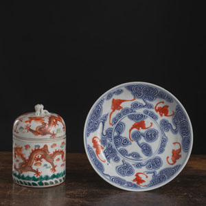 <b>A 'BATS AND CLOUDS' PORCELAIN SAUCER AND A BOX AND COVER</b>