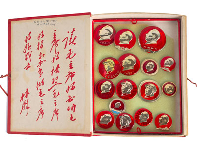 <b>Sammlung Mao-Pins in roter Schachtel in Form eines Mao-Buchs mit drei Einsätzen</b>