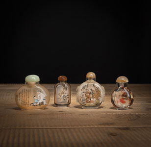 <b>FOUR INSIDE-PAINTED GLASS AND CRASTAL SNUFF BOTTLES</b>