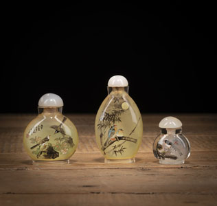 <b>THREE INSIDE-PAINTED GLASS SNUFF BOTTLES DEPITING BIRDS</b>