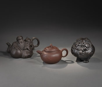 <b>Drei Zisha-Objekte: Teekännchen mit Bambusdekor und Hasen-Knauf, Teekanne in Form eines ruhenden Gelehrten und Räuchergefäß in Form des Luduan</b>