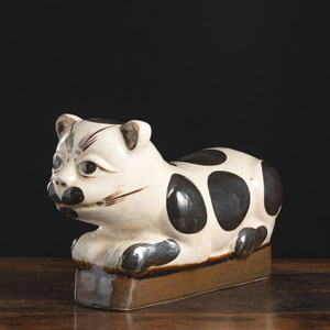 <b>A 'CIZHOU'-WARE CAT-SHAPED NECK REST</b>