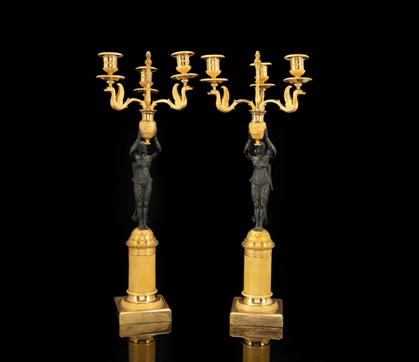 <b>Paar feine Empire-Girandolen mit Viktorien aus vergoldeter Bronze</b>