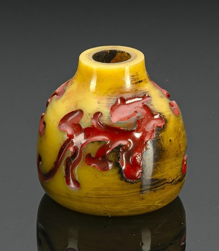 <b>Pinselwascher aus gelbem Pekingglas mit Reliefdekor von Chilong, rot gefüllt</b>