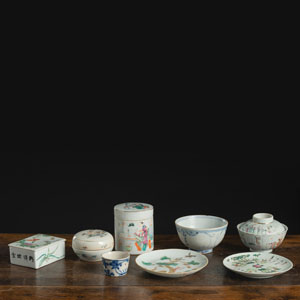 <b>A GROUP OF 'FAMILLE ROSE' PORCELAIN VESSELS</b>