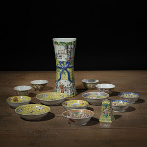 <b>A GROUP OF YELLOW-GROUND PORCELAIN DISHES AND A WALL VASE</b>