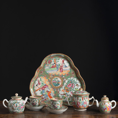 <b>EIGHT PIECES OF A 'CANTON ROSE' PORCELAIN SERVICE</b>