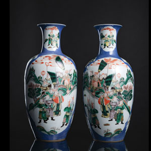 <b>Paar 'Famille verte'-Vasen aus Porzellan mit puderblauem Fond und Romanszenen und Krieger in Reserven</b>