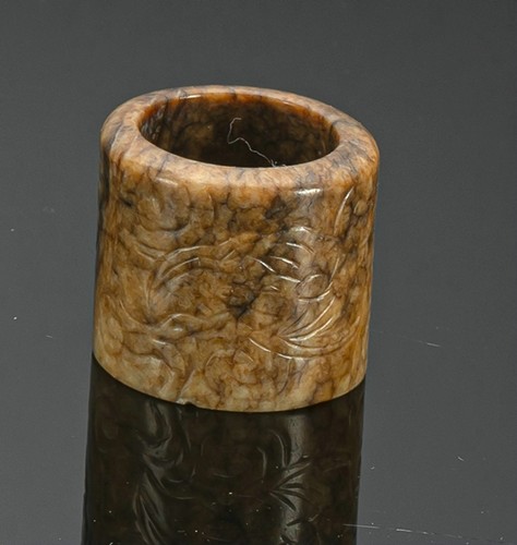 <b>A BROWN-BEIGE CARVED JADE ARCHER'S RING WITH CHILONG</b>