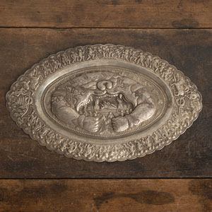 <b>AN OVAL EMBOSSED SILVER RELIEF WITH FIGURAL SCENES, ca. 235 g</b>