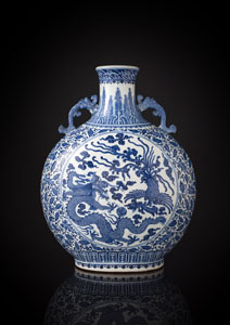 <b>Große Pilgerflasche (bianhu) mit unterglasurblauem Drachen- und Phönix-Medaillon und floralem Dekor</b>
