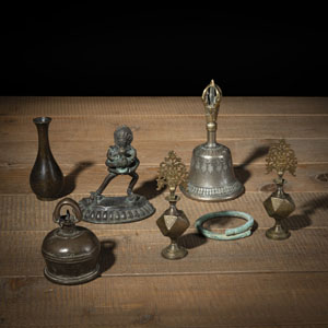 <b>Ghanta mit feuervergoldetem Vajra-Griff, Bronze einer Gottheit in yab-yum, kleine Vase, zwei Altar-Ornamente und ein Armreif</b>