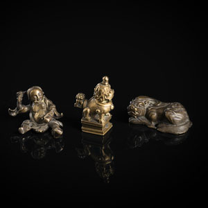 <b>Drei Papiergewichte aus Bronze: Liu Hai, Fabeltier und Löwe auf Sockel</b>