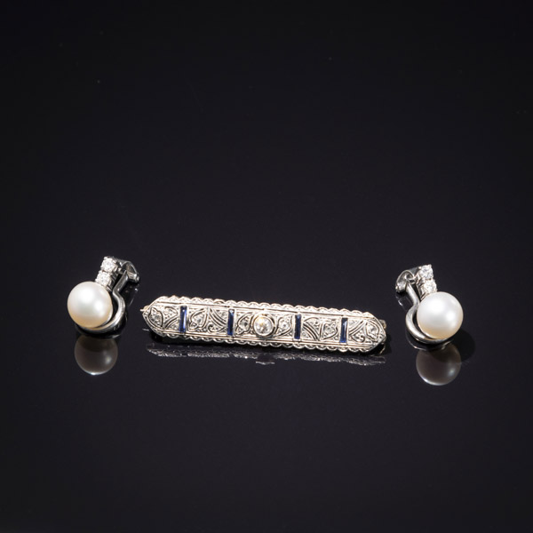 <b>A BROOCH AND A PAIR OF EARCLIPS</b>