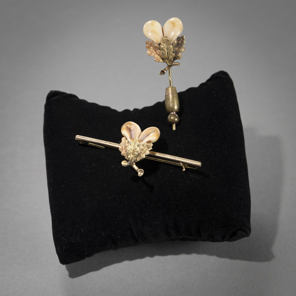 <b>A BROOCH AND AN ASCOT PIN WITH ROE DEER TEETH</b>