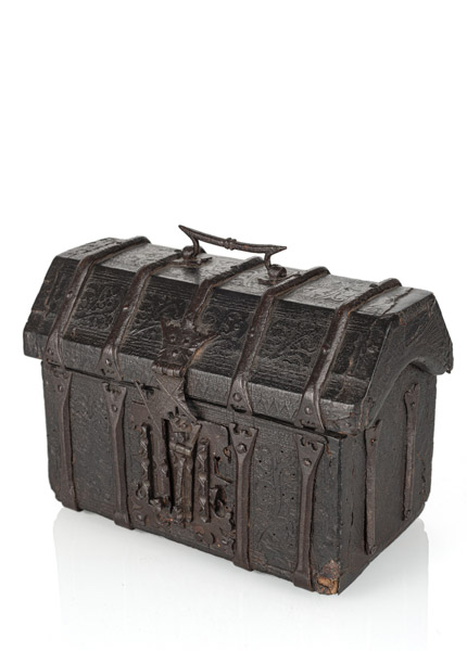 <b>A LATE GOTHIC IRON MOUNTED LEATHER LINED WOOD CASE</b>