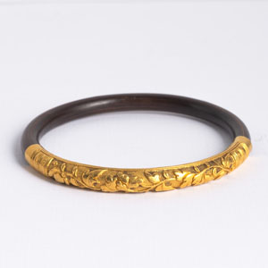 <b>A GOLD-FITTED WOOD BRACELET</b>