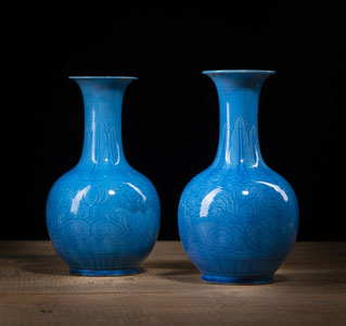 <b>A PAIR OF TURQUOISE-GLAZED PORCELAIN VASES</b> <b>A PAIR OF TURQUOISE-GLAZED PORCELAIN VASES</b>