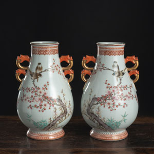 <b>A PAIR OF 'HU'-SHAPED TWIN-HANDLED 'FAMILLE ROSE' PORCELAIN VASES</b>
