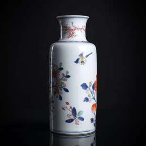 <b>Rouleau-Vase aus Porzellan im Imari-Stil dekoriert</b>