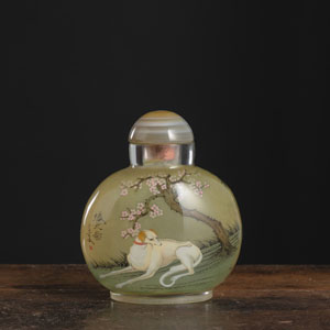 <b>AN INSIDE-PAINTED GLASS SNUFFBOTTLE DEPICTING DOGS</b>