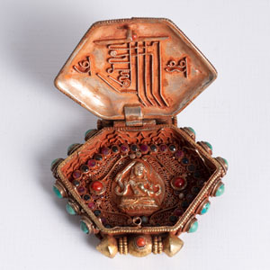 <b>Feines Amulett mit Steinbesatz und Darstellung des Buddha Shakyamuni und des Manjushri</b>