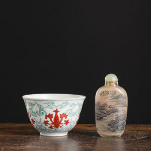 <b>A SMALL 'DOUCAI' PORCELAIN CUP AND AN INSIDE-PAINTED GLASS SNUFFBOTTLE</b>