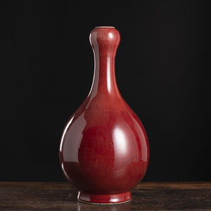 <b>A COPPER-RED GARLIC-HEAD BOTTLE VASE</b>
