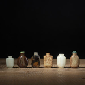 <b>SIX AGATE, JADE, AND SOAPSTONE SNUFFBOTTLES</b>