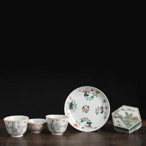 <b>THREE 'FAMILLE ROSE' CUPS, A SAUCER, AND A HEXAGONAL BOX AND COVER</b>