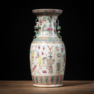 <b>A 'FAMILLE ROSE' ANTIQUITIES PORCELAIN VASE</b>