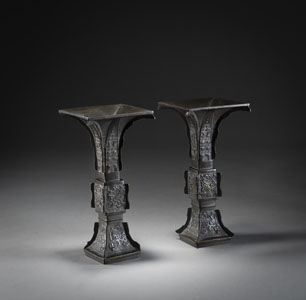 <b>Paar 'gu'-förmige Vasen aus Bronze mit archaistischem Dekor</b>