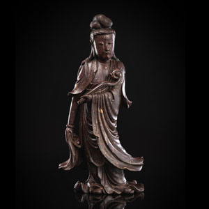 <b>Figur des Guanyin aus rotbraunem Speckstein, stehend mit einem Zepter dargestellt</b>