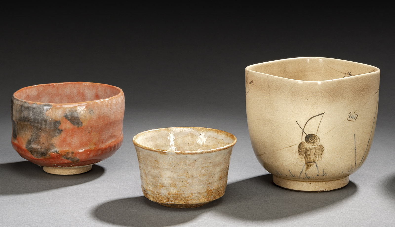 <b>Drei Chawan aus Keramik, einer mit Dekor von Spatzen und einer Vogelscheuche</b>