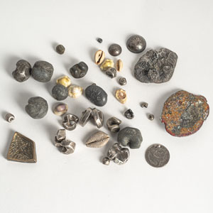 <b>A GROUP OF SILVER WEIGHTS AND COINS</b>
