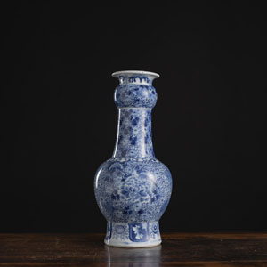 <b>A BLUE AND WHITE FLORAL PORCELAIN VASE</b>