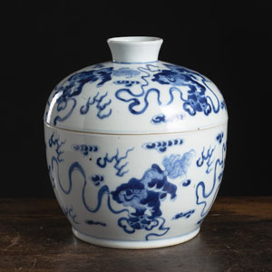 <b>A BLUE AND WHITE FO LION BOX AND COVER</b> <b>A BLUE AND WHITE FO LION BOX AND COVER</b>