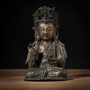 <b>Bronzefigur eines sitzenden gekrönten Guanyin</b>